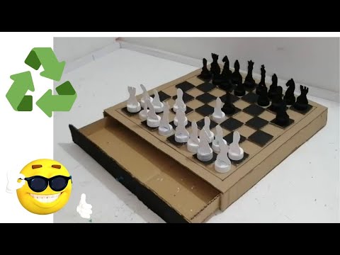 ajedrez hecho con material reciclado