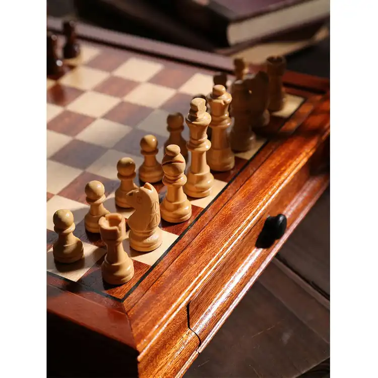 Ajedrez de madera antiguo