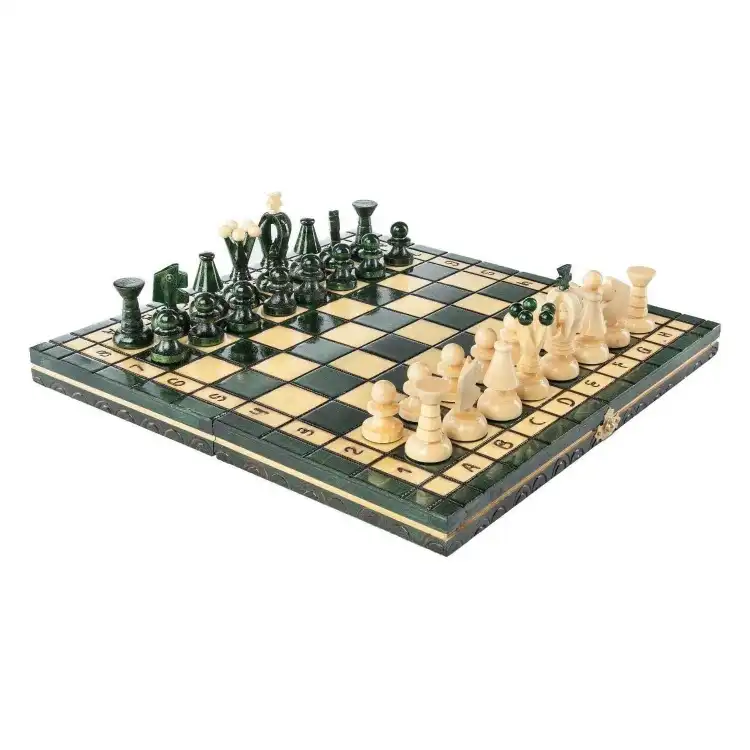 ajedrez-tablero-piezas-echas-a-mano Tablero de ajedrez con piezas hechas a mano