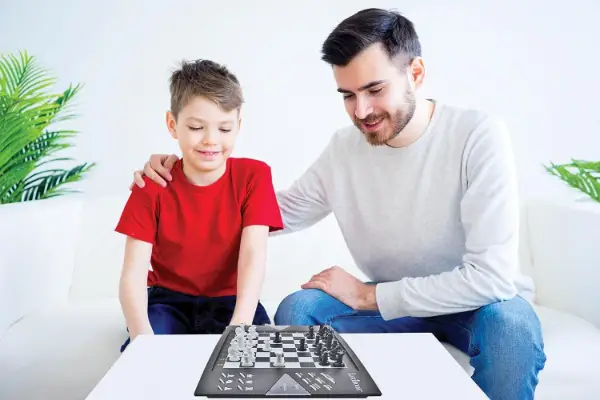 Padre e hijo jugando con tablero chessman