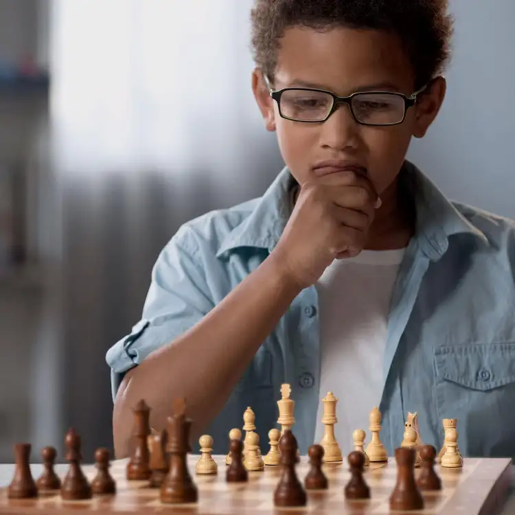 Ajedrez de madera profesional con un niño
